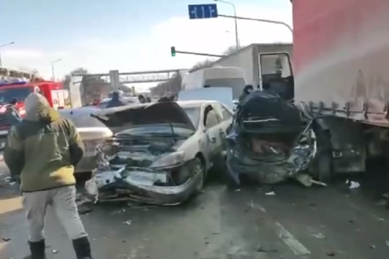 На Ставрополье фура протаранила 13 автомобилей и две маршрутки. Пострадали 9 человек