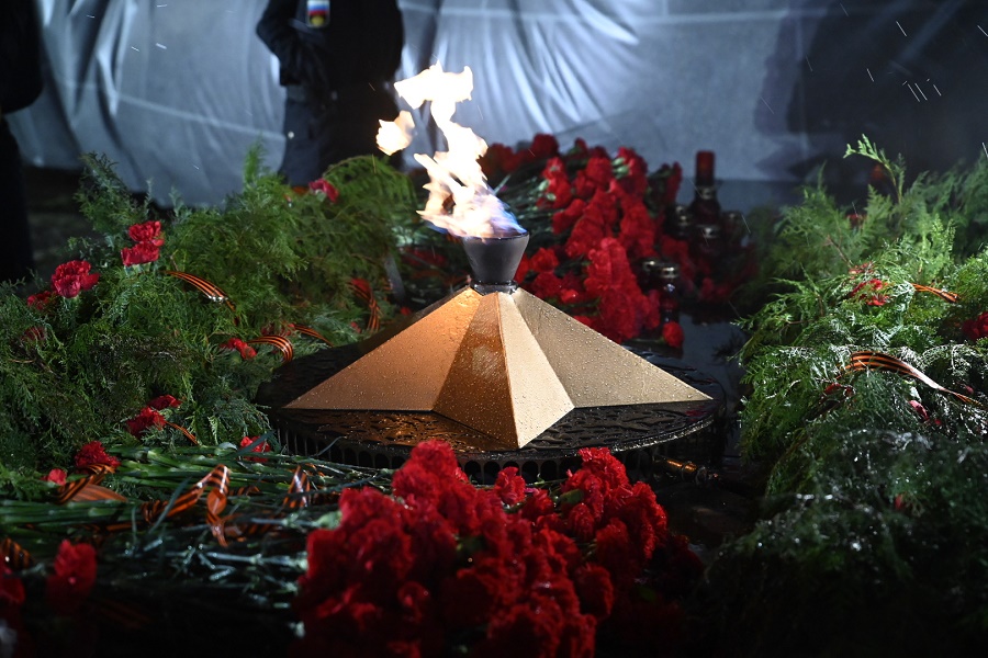 Руководство администрации Новороссийска, жители и гости города-героя возложили цветы на мемориале «Малая Земля».