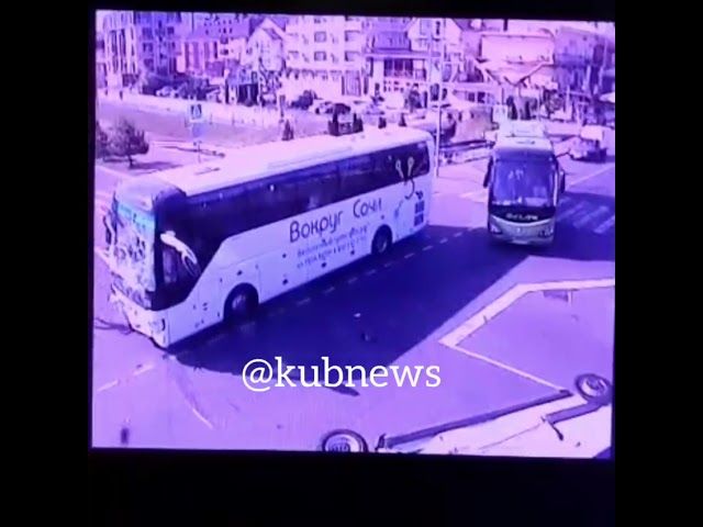 Момент столкновения двух автобусов с туристами в Сочи