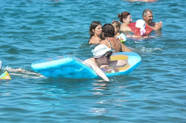 В Анапе запретили купаться в море с надувными матрасами