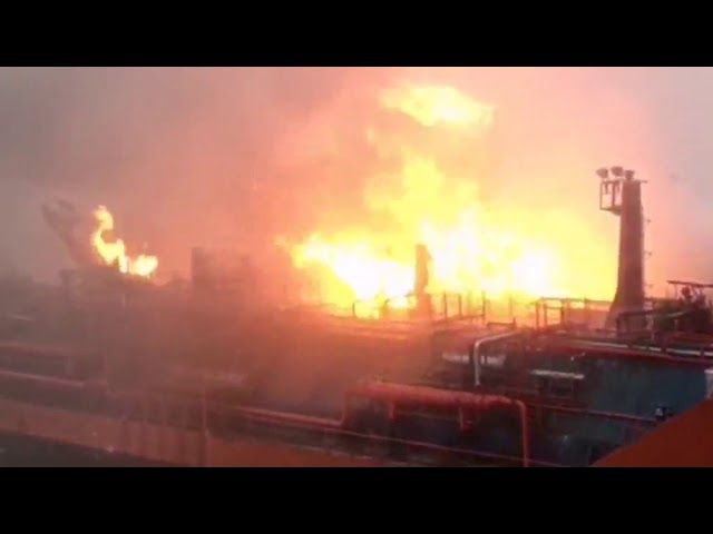 Пожар на кораблях в Керченском проливе