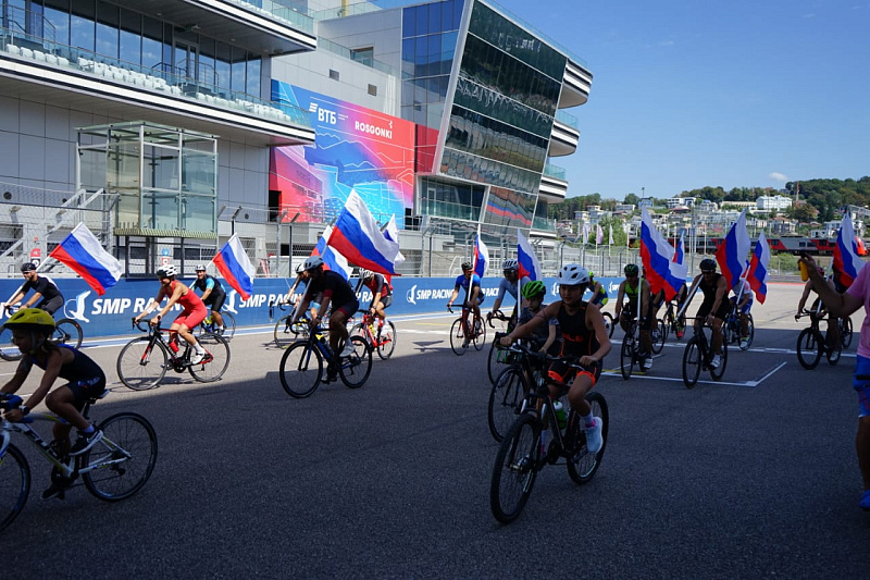 Участники сочинского чемпионата по триатлону совершили массовый заезд с флагами России