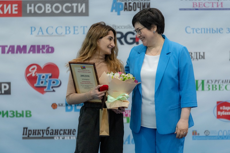 Мария Карагезова, корреспондент службы информационных программ ГТРК «Кубань» (слева).