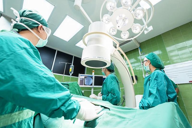 В Краснодарском крае хирурги впервые лапароскопически удалили пациенту две опухоли одновременно