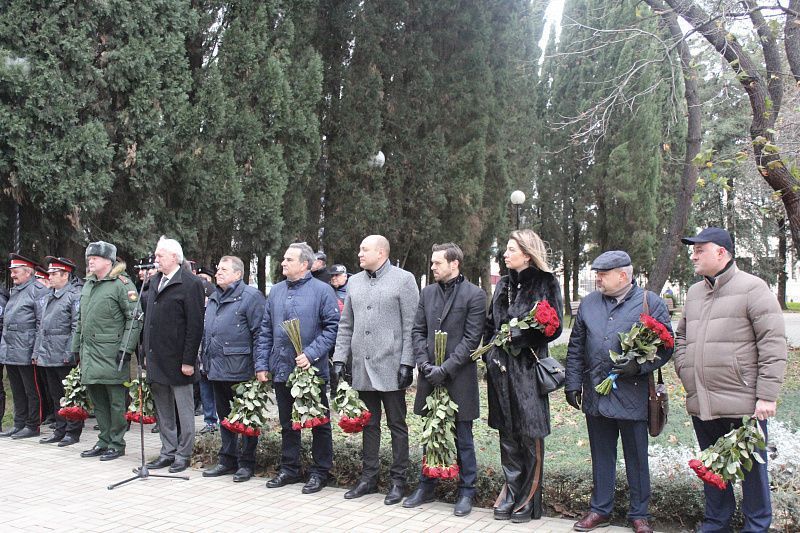В Сочи возложили цветы к мемориалу памяти жертв авиакатастрофы Ту-154 в Черном море