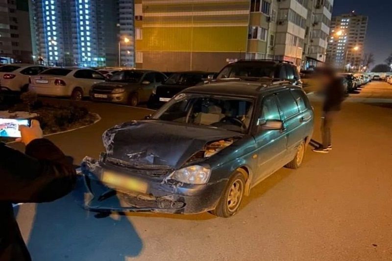 В Краснодаре водитель на «Ладе Приоре» протаранил 4 автомобиля и скрылся, по пути зацепив еще 1 машину