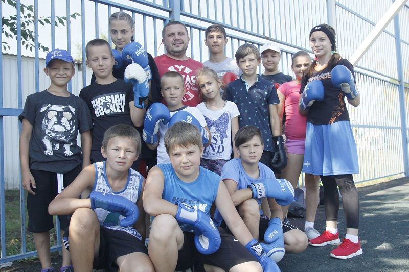 Тренер по боксу Артем Сливко (в центре) со своими воспитанниками.