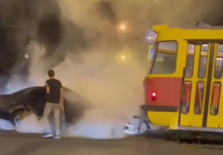 В Краснодаре трамвай сошел с рельсов и врезался в светофор после столкновения с иномаркой