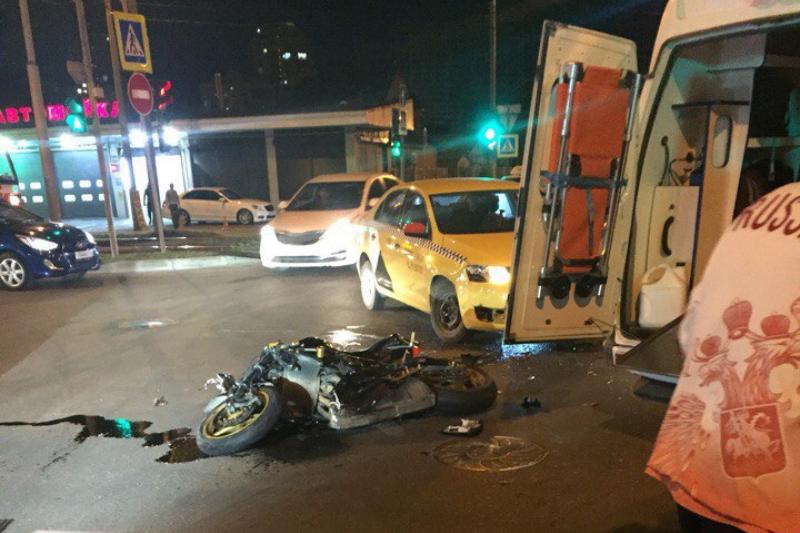Водитель мотоцикла попал в больницу после столкновения с «Яндекс.Такси».