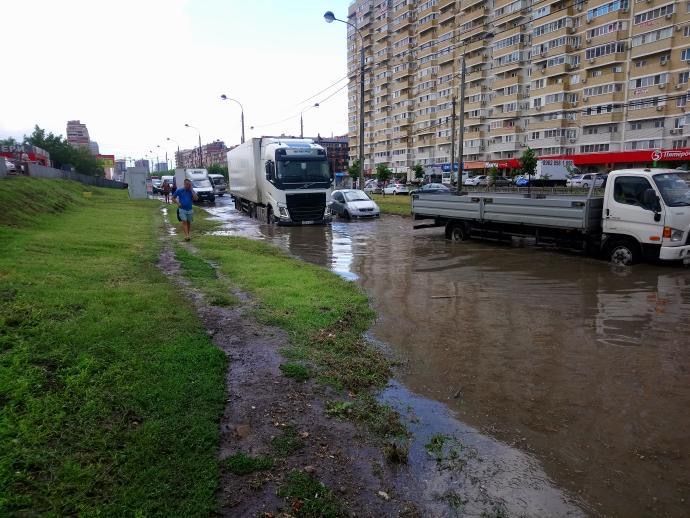 Улицу Московскую после дождя традиционно затопило.