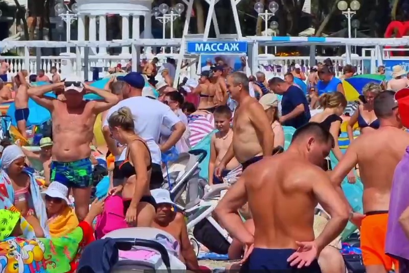 Как селедки в бочке: под Геленджиком туристы забили пляжи за 10 дней до конца лета
