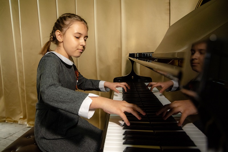 Алена Бабий учится здесь четыре года – осваивает фортепиано, занимается вокалом и актерским мастерством