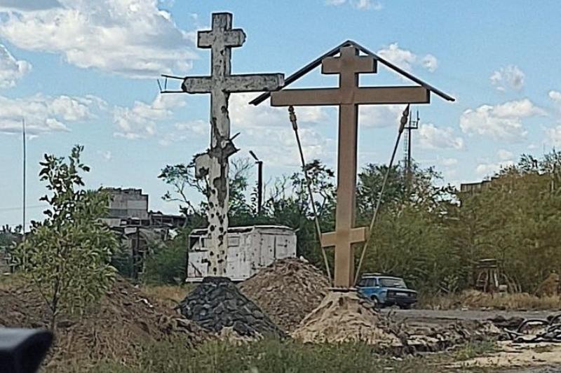 При въезде в Мариуполь стоят два поклонных креста. Новый установлен рядом со старым, пострадавшим при обстрелах.