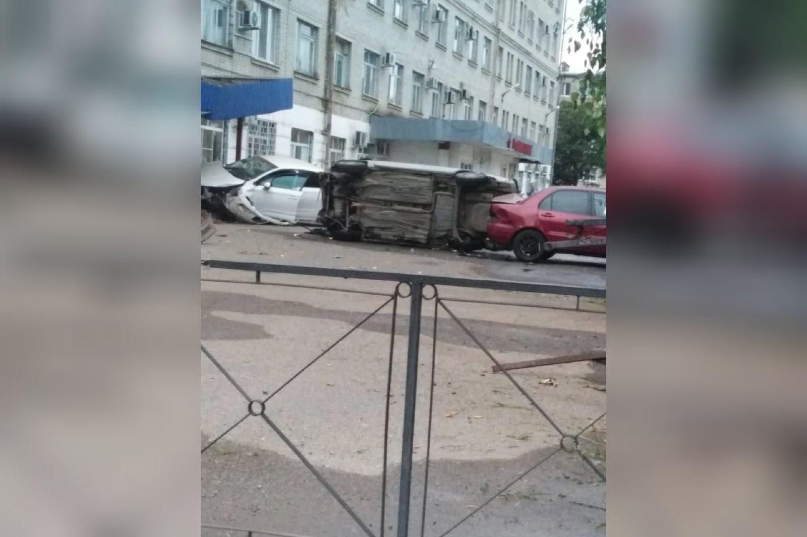 Лабинск происшествие. Авария произошла в Усть Лабинске. Забор во дворе. Краснодар ДТП 2 августа.
