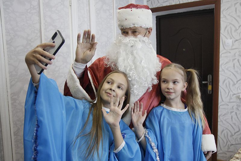 Вячеслав Рыкало в образе Деда Мороза вместе со своими внучками