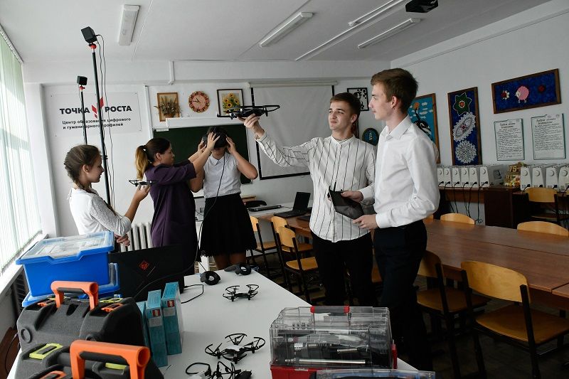Ученики школы уже разрабатывают свои квадрокоптеры и очки виртуальной реальности.
