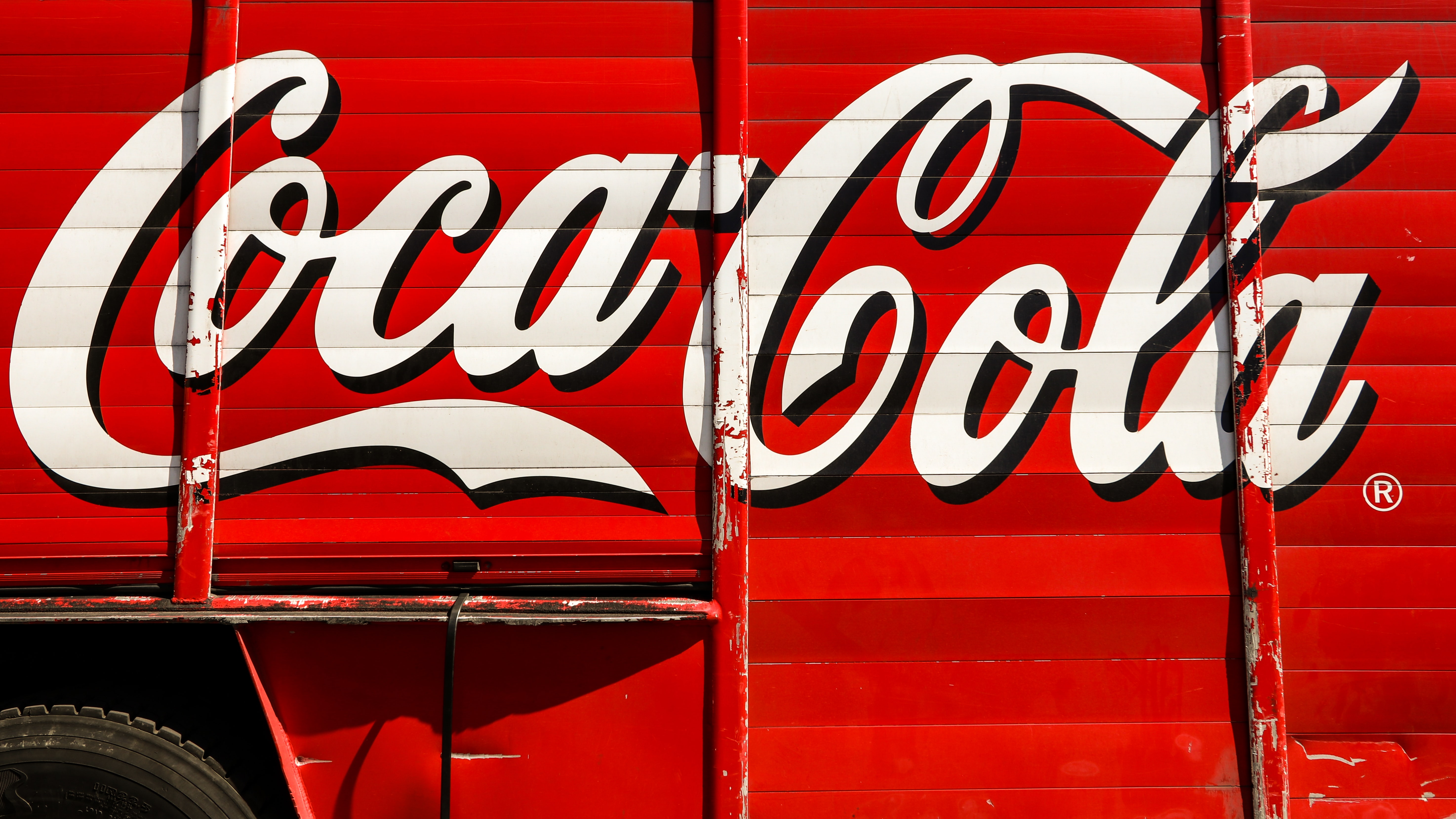 Слоган кока. Кока кола. Кока кола слоган. Рекламный слоган Кока колы. Кока кола в России.
