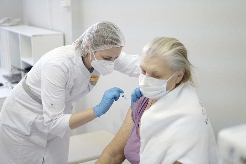 Названы лидирующие по вакцинации от COVID-19 города и районы Краснодарского края 