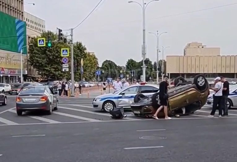 19-летний водитель на каршеринговой иномарке устроил ДТП с патрульным автомобилем в Краснодаре 