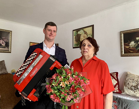 Пенсионерка из Краснодара подарила Кубанскому казачьему хору электронный баян за полмиллиона рублей