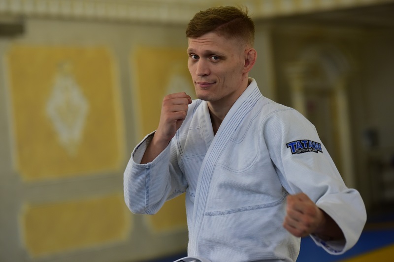 В Новороссийске чемпион по универсальному бою проведет тренировку для семей с Донбасса