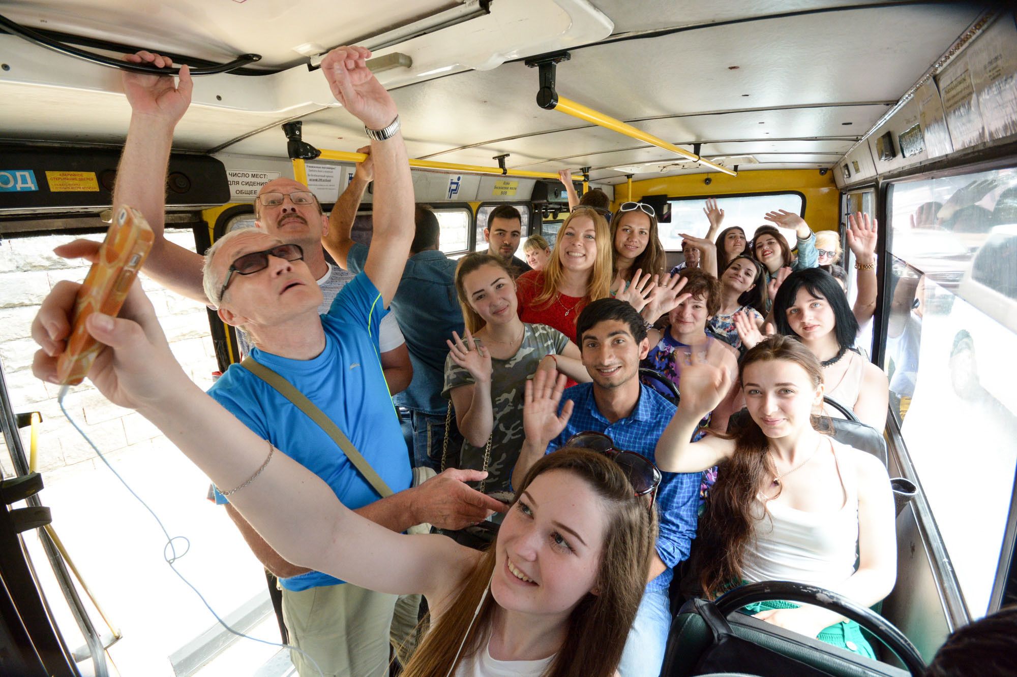 Сайты автобусных экскурсий. Экскурсия на автобусе. Поездка в общественном транспорте. Люди в туристическом автобусе. Автобус для путешествий.