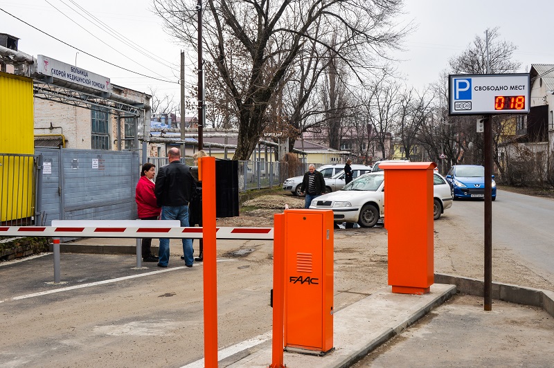 Припарковал машину – плати: в Краснодаре прошел круглый стол по вопросу работы платных парковок у медучреждений