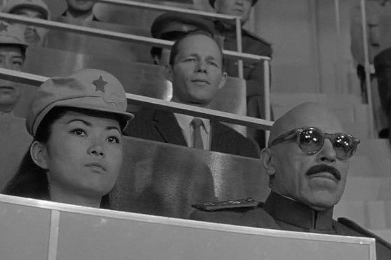 В фильме «Маньчжурский кандидат» коварные китайские коммунисты гипнотизировали американских пленных, чтобы сделать из них послушных убийц. В фильме «Маньчжурский кандидат» коварные китайские коммунисты гипнотизировали американских пленных, чтобы сделать из них послушных убийц.