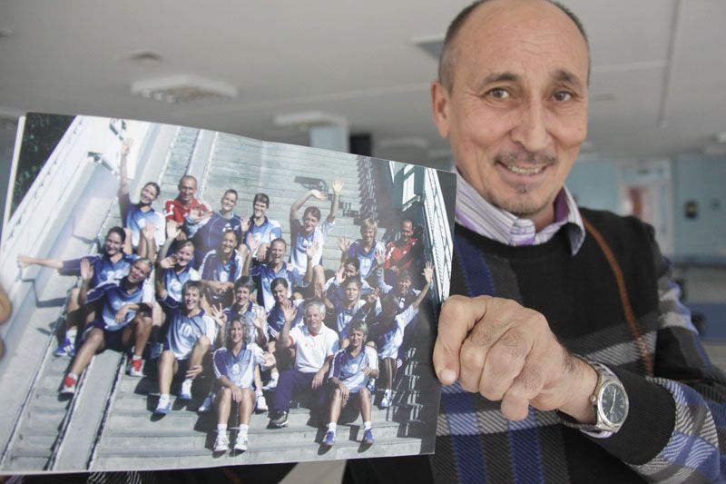 Тренер команды Павловского района Сергей Фоменко показывает снимок 2005 года, на котором он тренер женской Кубани