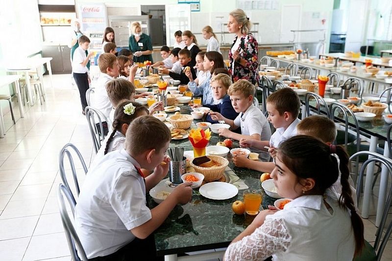 В оперштабе прокомментировали скандал с запретом на покупку булочек детям в школе Новороссийска