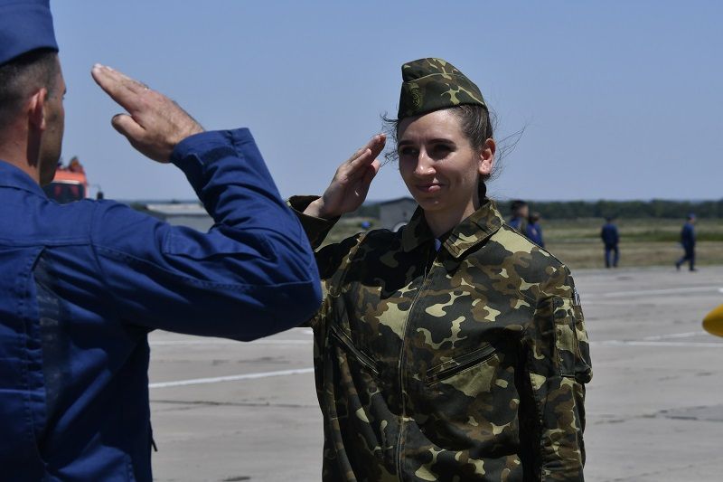 Летная практика у девушек проходит на военном аэродроме, что находится на окраине станицы Кущевской