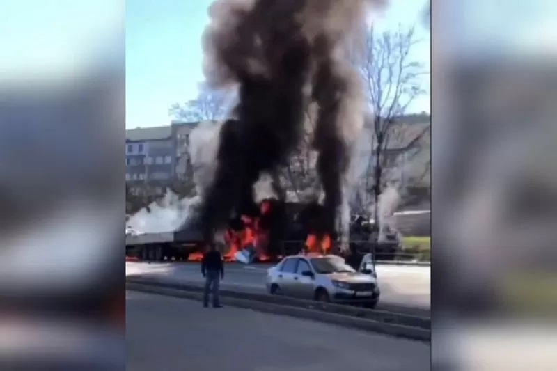 Момент огненного ДТП с грузовиками в Туапсинском районе попал на видео
