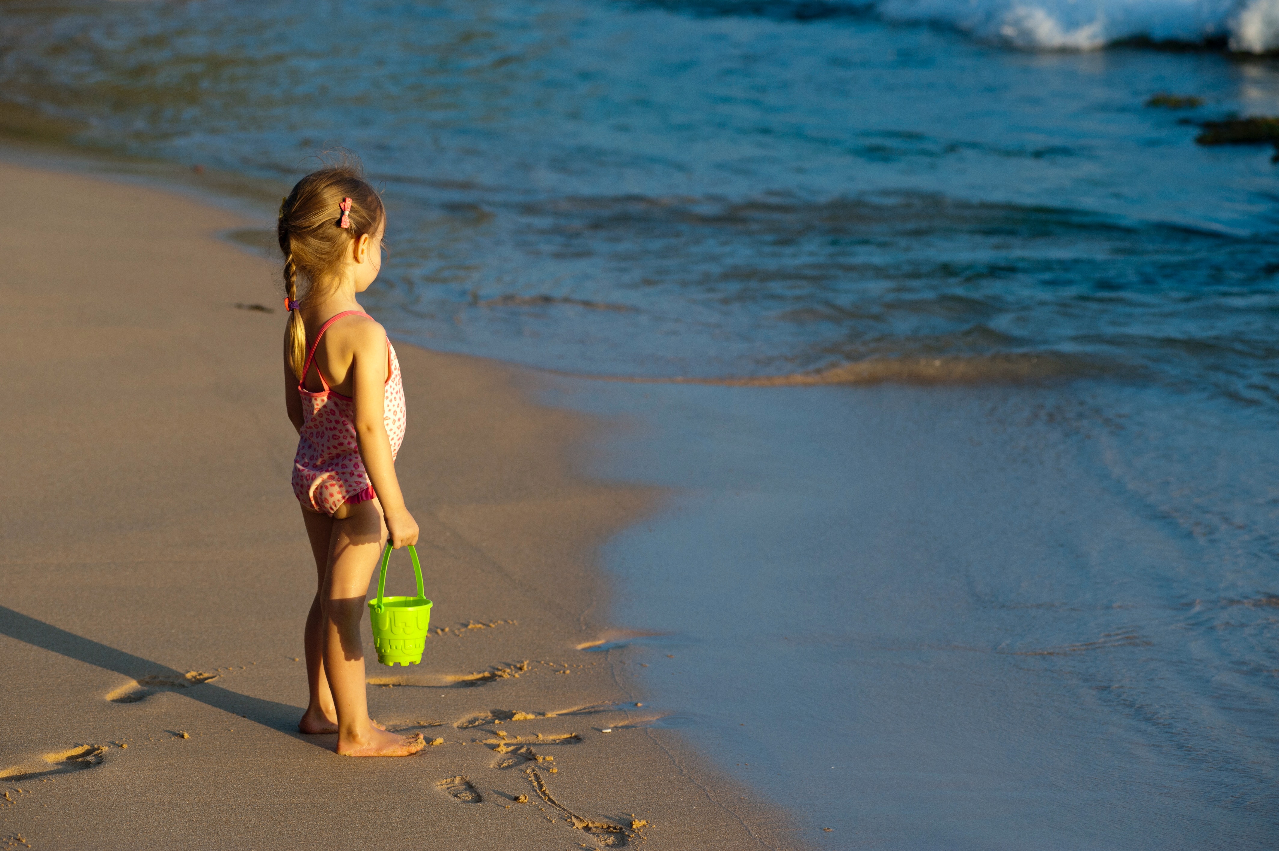 маленькие дети на пляже