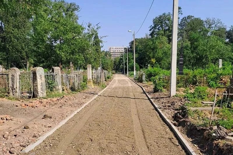 В МЦУ Краснодара объяснили вырубку деревьев на Всесвятском кладбище