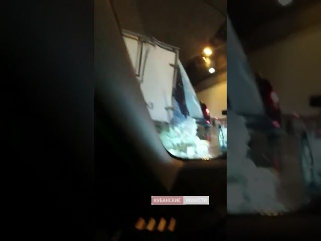 Легковушка и фура с пивом столкнулись в Сочи. 31 января