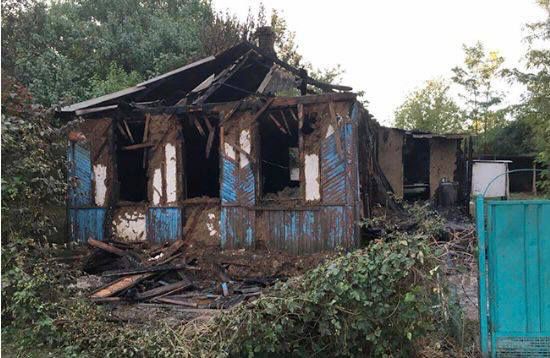 Отец не смог спасти 7-летнюю дочь из горящего дома в Краснодарском крае