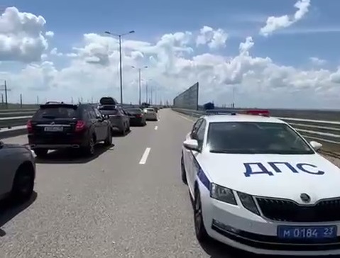 Очередь растет: в субботу утром 320 автомобилей скопилось в пробке у Крымского моста со стороны Кубани