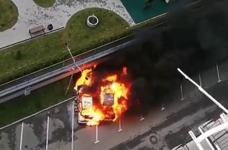 В Краснодаре на парковке жилого комплекса сгорели два автомобиля
