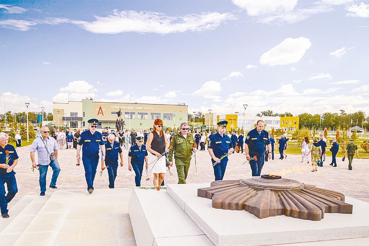К Вечному огню военно-патриотического центра «Патриот» ложатся цветы в память о героях, погибших за Родину. К Вечному огню военно-патриотического центра «Патриот» ложатся цветы в память о героях, погибших за Родину.