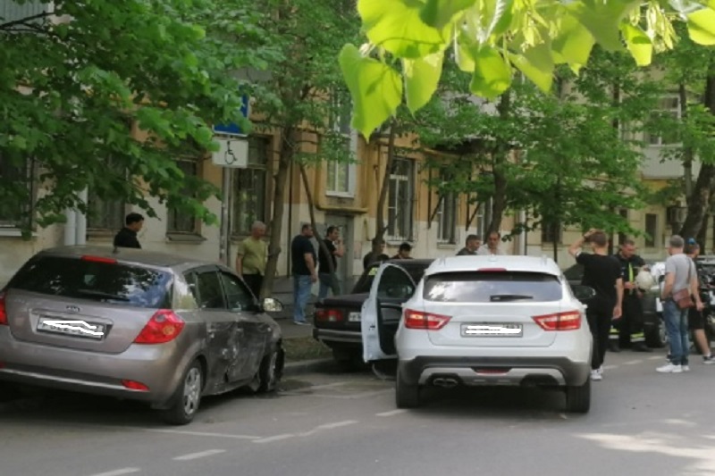 В центре Краснодара произошло массовое ДТП с участием шести автомобилей