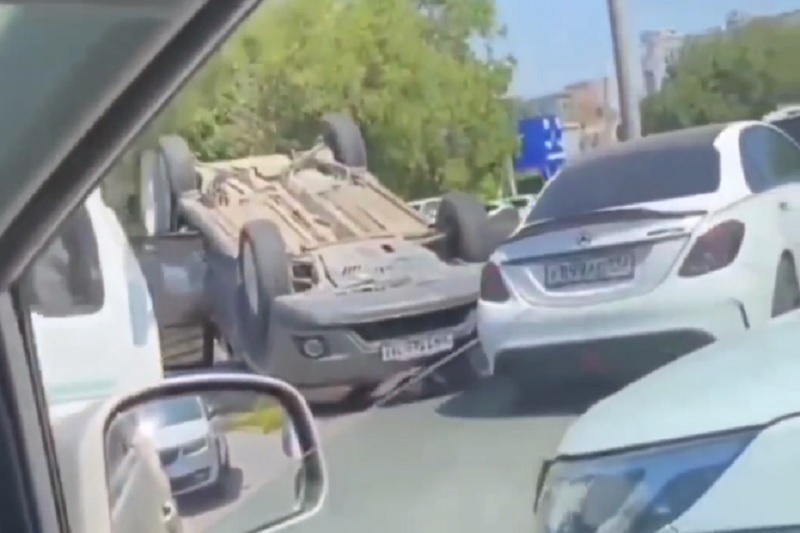Массовое ДТП в Краснодаре: Nissan опрокинулся после столкновения с двумя иномарками