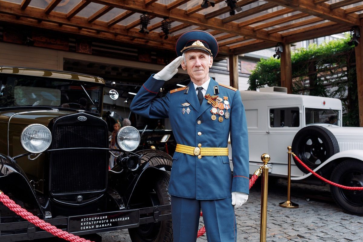 Военный автомобилист Виктор Стрюченко на праздник пришел в памятном кителе.