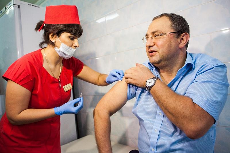 Министр здравоохранения края Евгений Филиппов – активный сторонник прививок.