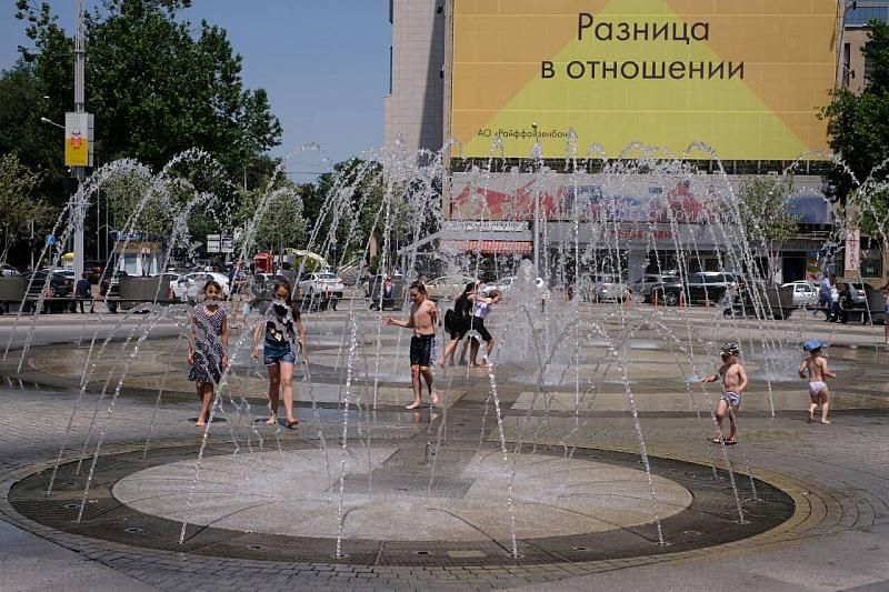 Полиция задержала голого жителя Краснодара за купание в фонтане на Театральной площади