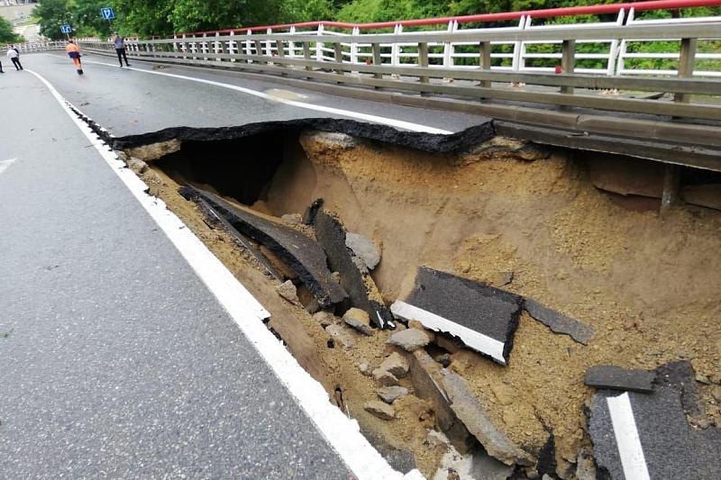 Дорога была разрушена после проливных дождей 25 июля