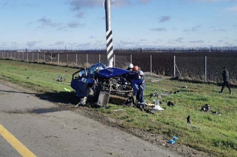 Hyundai намотало на столб. Водитель иномарки погиб на трассе М-4 «Дон» в Краснодарском крае 