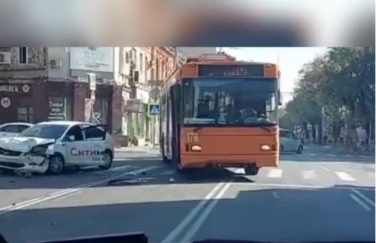 В Краснодаре столкнулись троллейбус и такси