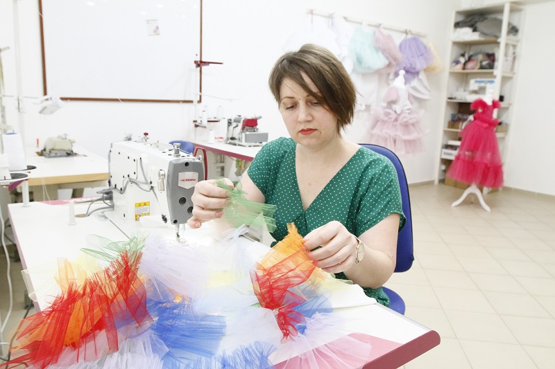Платья Марии Хуторной отличаются оригинальным кроем, высоким качеством и поэтому активно раскупаются на популярном маркетплейсе.