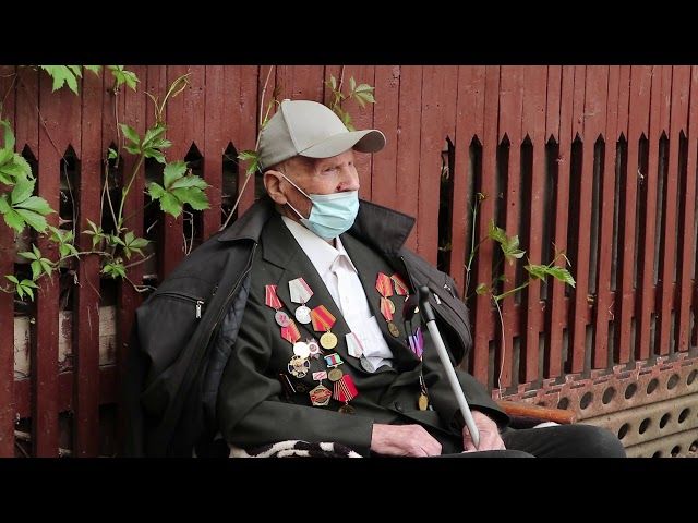 Музыканты Росгвардии поздравили ветеранов Краснодара с Днем Победы