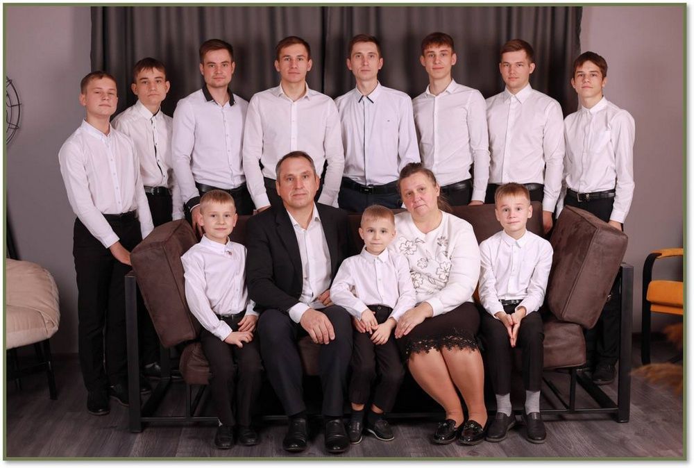 В семье Солодовниковых шутят, что при желании они могли бы организовать собственную футбольную команду: 11 мальчишек родились в этом теплом доме за 30 лет.